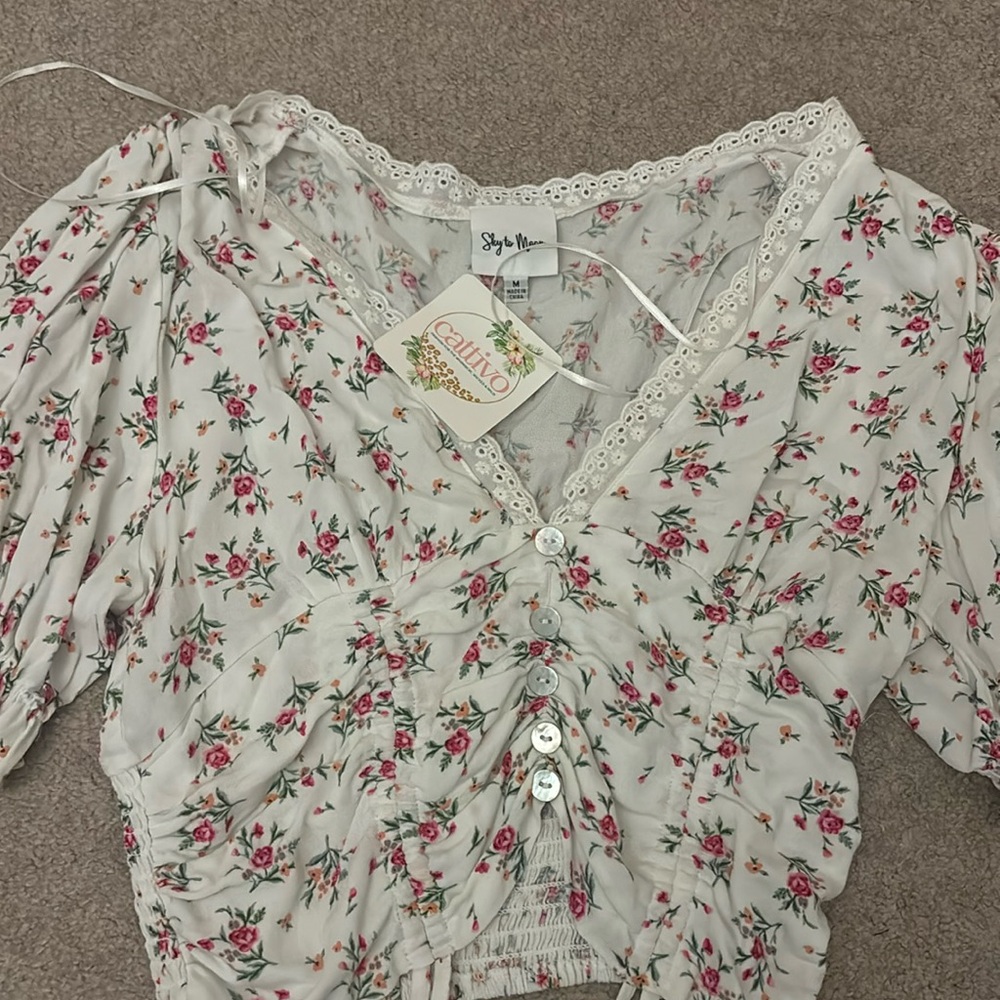 cropped lace trim flower short sleeve top from Cativo Boutique